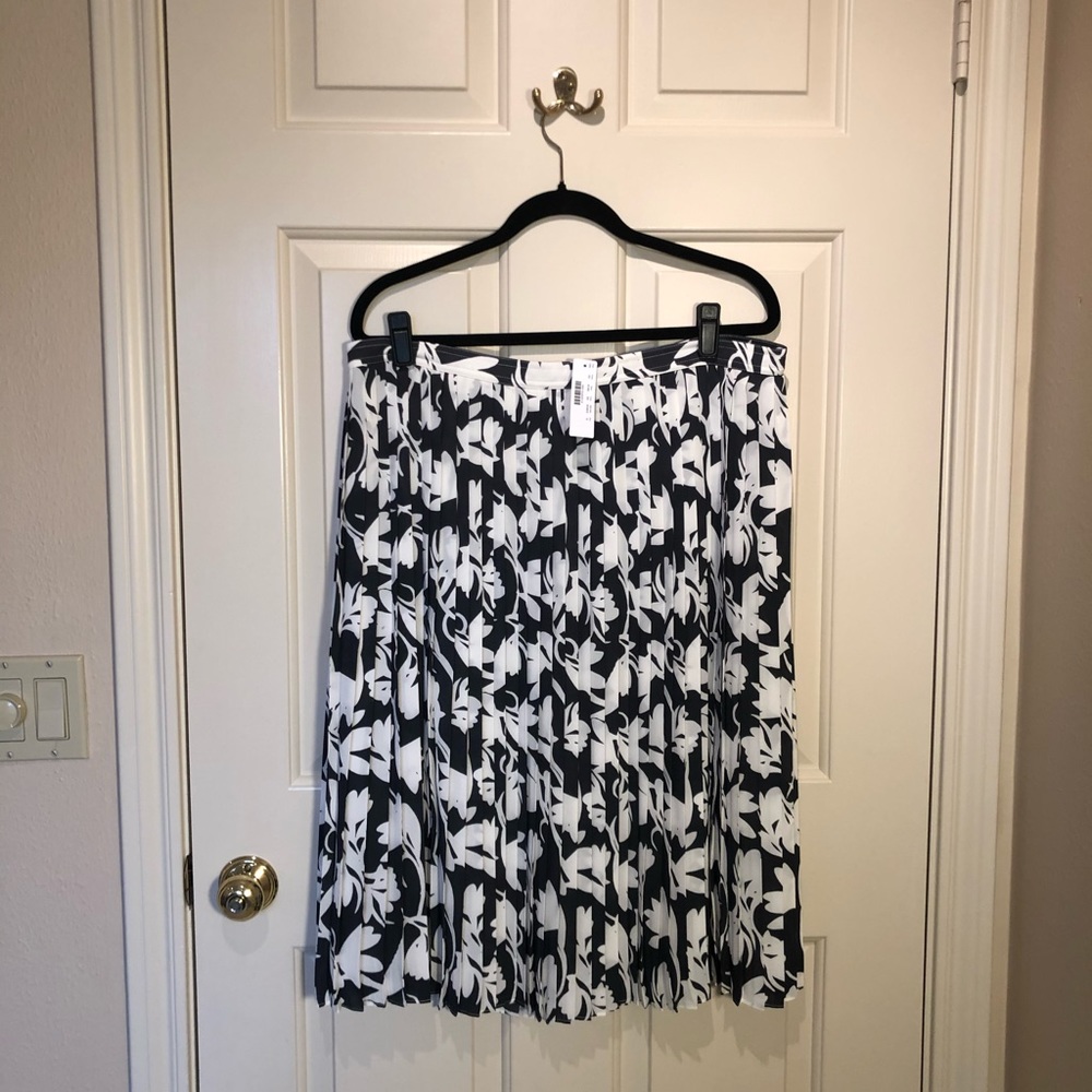 J Crew 365 Pleated Skirt